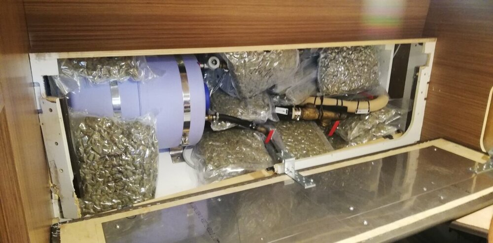 Окръжна прокуратура - Бургас задържа за срок до 72 часа български и румънски граждани, обвинени в опит за контрабанда на високорискови наркотични вещества на обща стойност 1 200 000 лева