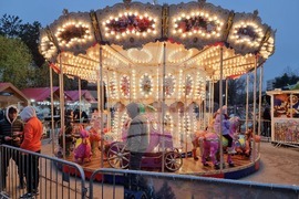 Румъния - парк Друмул Таберей - Коледен базар