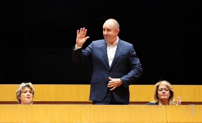 Президентът Румен Радев и министър Весела Лечева бяха гости на спектакъла за 80 г. НСА