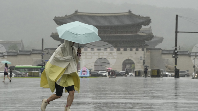 Проливни дъждове се изсипаха в района на Сеул, загинал е 1 човек 