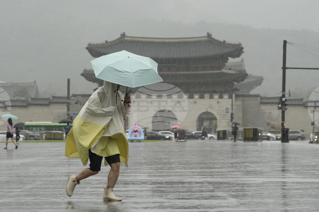 Проливни дъждове се изсипаха в района на Сеул, загинал е 1 човек 