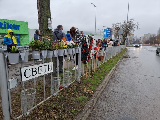 Шуменци излязоха на пореден мирен протест в памет на загиналата при катастрофа в града 22-годишна Светомира Станчева