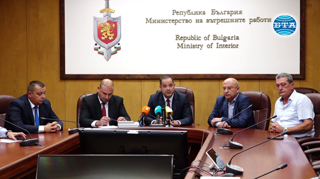 Голяма част от пожара в село Воден, както и покрай него, е овладяна, каза вътрешният министър Калин Стоянов