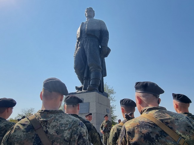 Пред паметника на Васил Левски в Ловеч бе отдадена почит на Апостола с възпоменателна церемония и военен ритуал