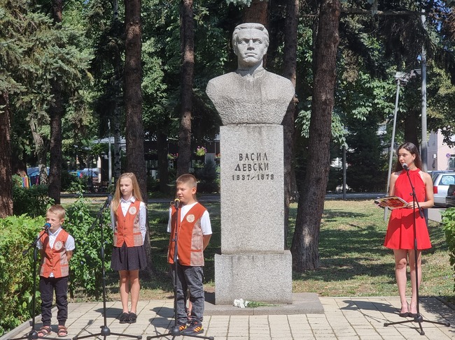 С тържествена церемония в Перник бе почетено рождението на Апостола на свободата Васил Левски