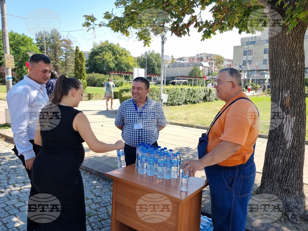 В Кърджали раздават безплатно бутилирана вода заради високите температури