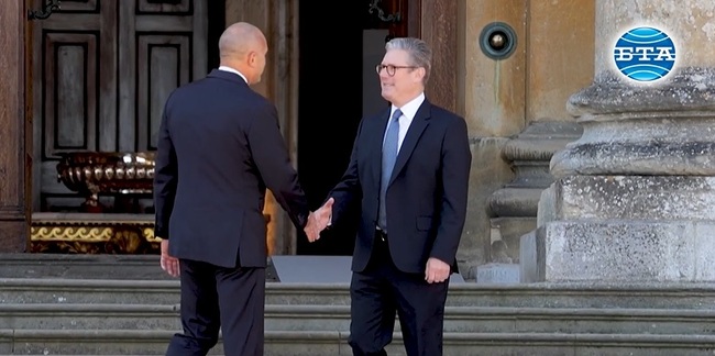 Президентът Румен Радев пристигна в двореца „Бленъм“ във Великобритания за участие в срещата на върха на Европейската политическа общност