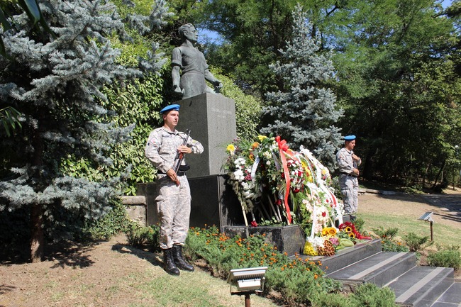 Пловдивчани отбелязаха 187 години от рождението на Васил Левски пред паметника му в подножието на хълм Бунарджика