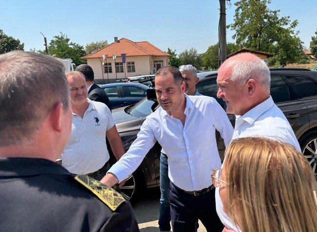 Министър Стоянов: Към момента периметърът на пожара в село Отец Паисиево е ограничен