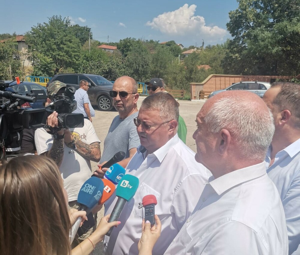Министър Иванов: Ще подкрепим максимално бързо пострадалите от пожарите
