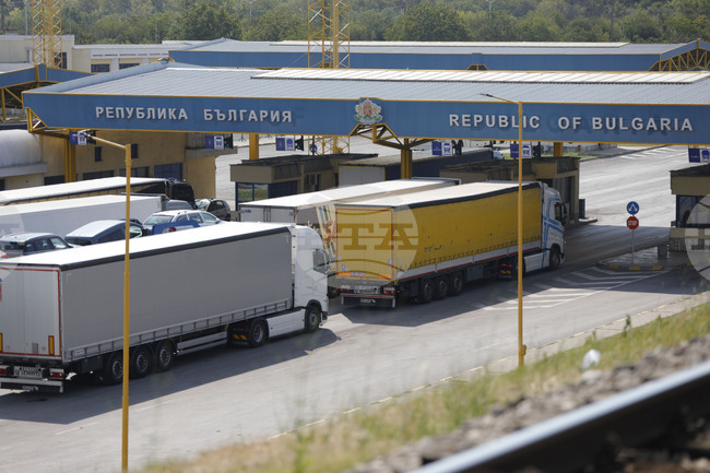 Интензивен е трафикът на изход на граничните пунктове "Капитан Андреево'' и "Лесово" за товарни автомобили