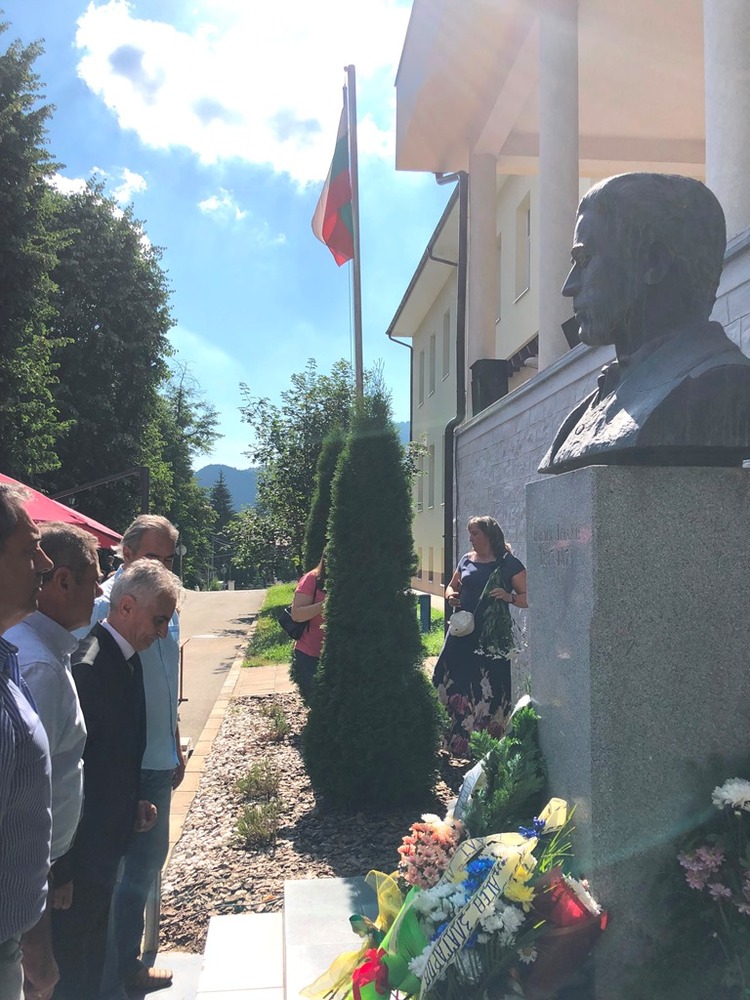 Областна управа на Смолян отдаде почит пред Апостола на Свободата