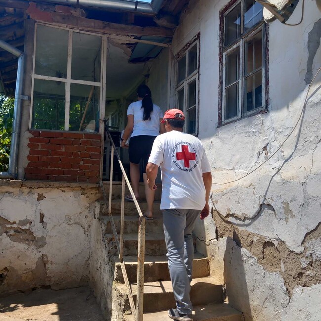 Екипи на БЧК оказват подкрепа в пострадалите от пожарите населени места