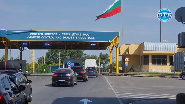Интензивен е трафикът на леки и товарни автомобили на Дунав мост при Русе, движението се регулира само от служители на „Гранична полиция“