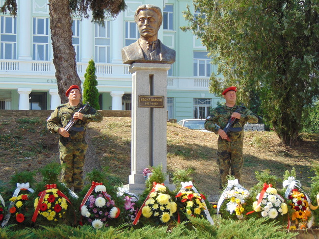 Шуменци отбелязаха с тържествен ритуал 146 години от освобождението на града и 187 години от рождението на Апостола на свободата 