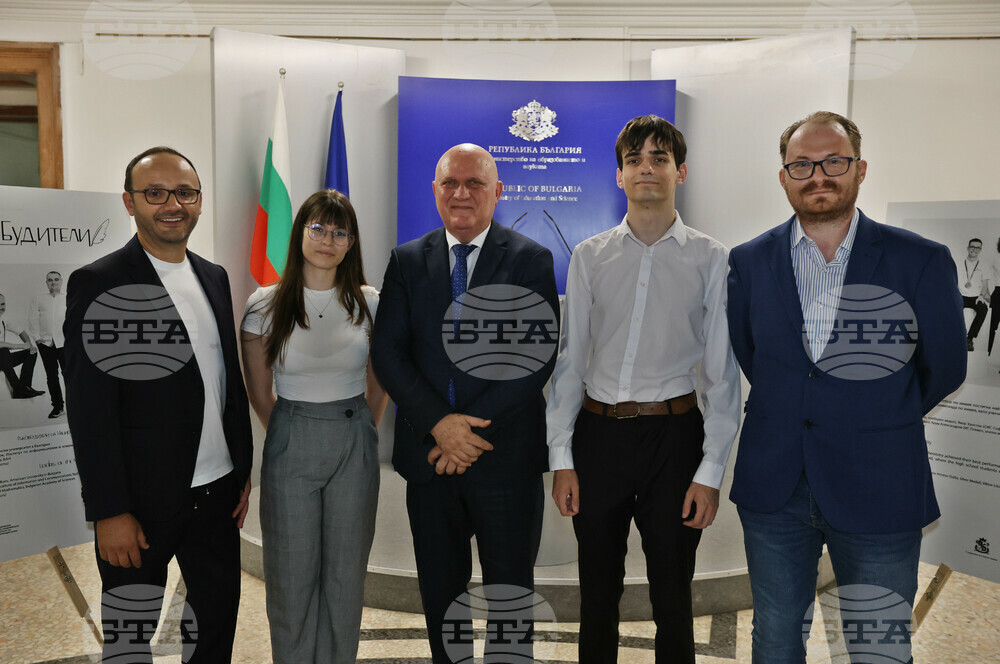 МОН: Фотографии на медалисти от олимпиади вдъхновяват ученици в цялата страна