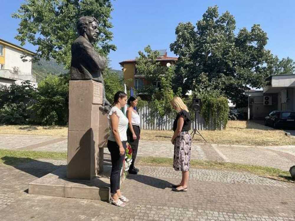 С тържествено поднасяне на венци пред паметника на Васил Левски в Пещера отбелязаха 187 години от рождението му