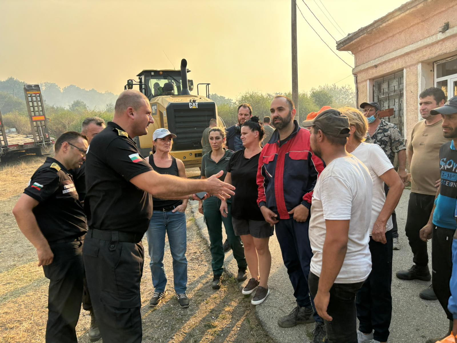 МВР: Продължават действията на огнеборците по потушаване на бушуващите на територията на страната пожари