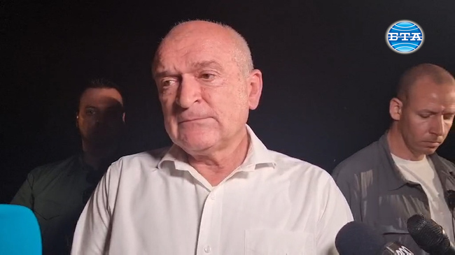 Служебният министър-председател Димитър Главчев в пострадалото от пожарите боляровско село Воден