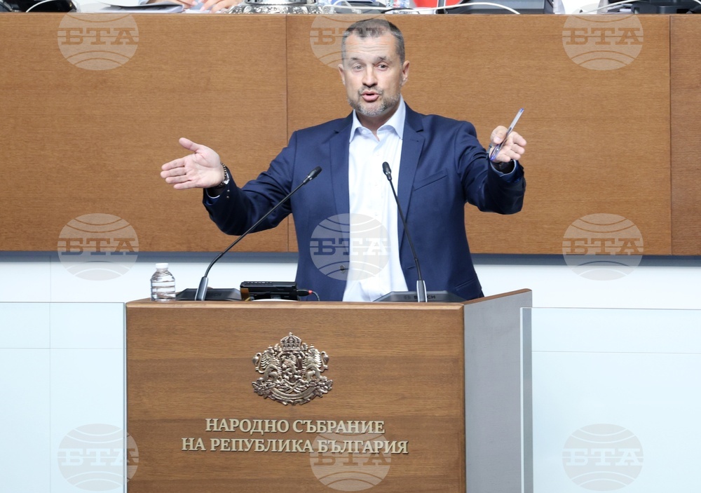 Аз съм гласувал срещу избирането на Рая Назарян, така че ще подкрепя и свалянето ѝ, каза нечленуващият в парламентарна група Калоян Методиев