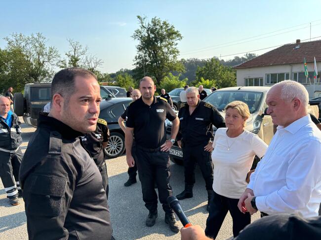 Министър Калин Стоянов: Към момента няма пряка опасност за населени места