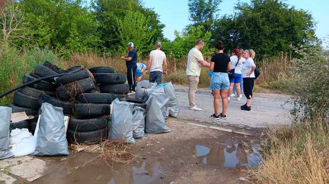 Служители на Регионалната инспекция за опазване на околната среда и водите и Община Пазарджик почистиха парка "Писковец"