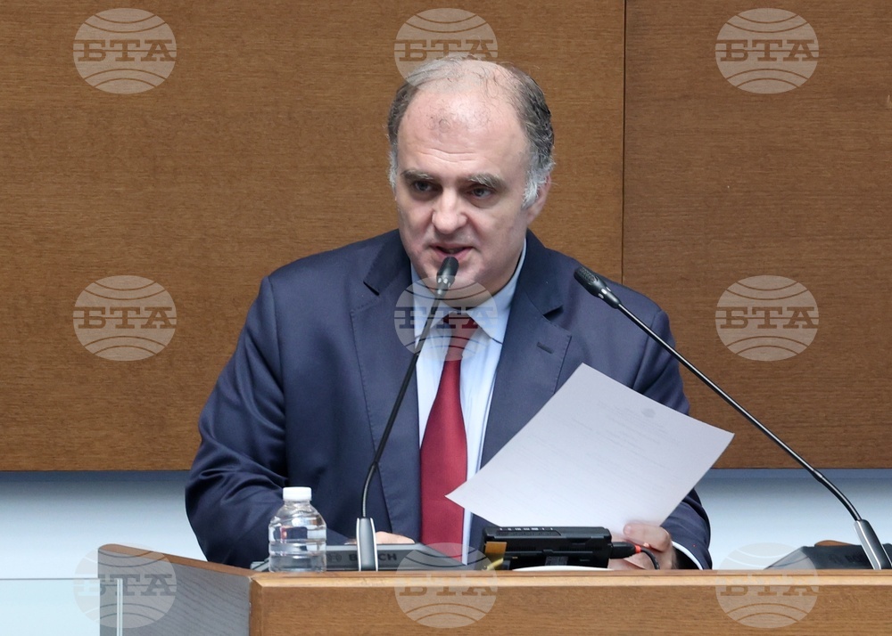Не бива да смесваме културната с партийната политика, казва министърът на културата Найден Тодоров