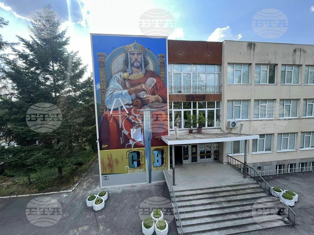 Стенопис на цар Симеон Велики, дело на Насимо, краси фасадата на едноименно училище в Търговище