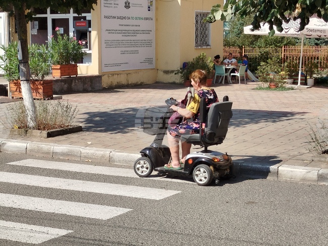 Ахелой - пенсионери - електрически триколки