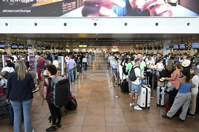 Passengers Flying through Brussels Airport Advised to Consider Alternative Routes Due to Strikes