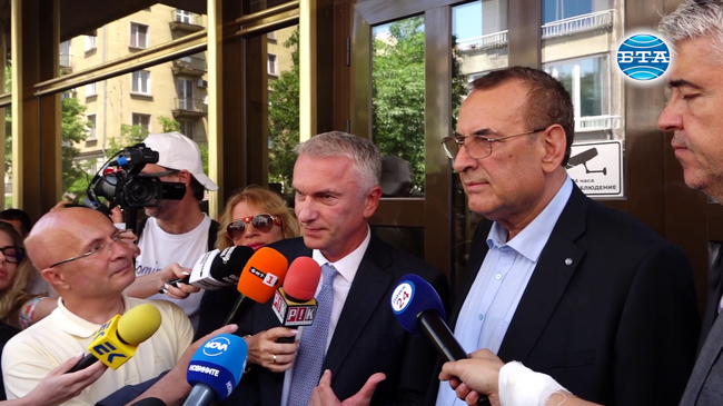 Председателят на ДПС Джевдет Чакъров, депутати и представители на структурите на ДПС се опитаха да влязат в централата на партията