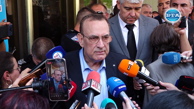 По надлежен ред влязохме в централата на ДПС, кабинетът на д-р Ахмед Доган е изтърбушен, документацията я няма, каза Джевдет Чакъров