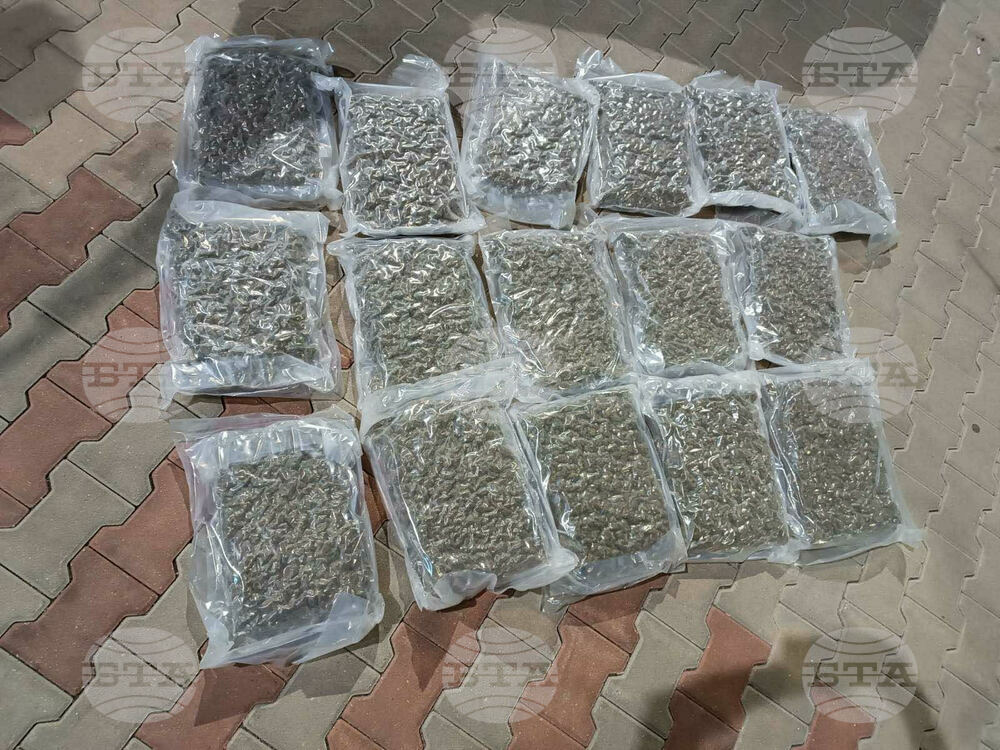 Служители на ГДБОП задържаха двама души с 30 килограма марихуана на паркинг в София