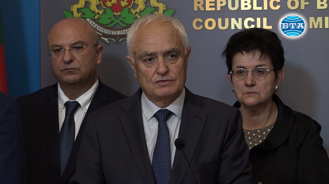 Ще се опитаме в бърз порядък да оборудваме още два хеликоптера за гасене на пожари, заяви служебният министър на отбраната Атанас Запрянов