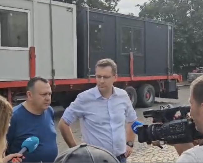 ДПС: Дарение от мобилни къщи за самотно живеещи мъж и възрастна жена от Делян Пеевски в село Воден бе доставено днес