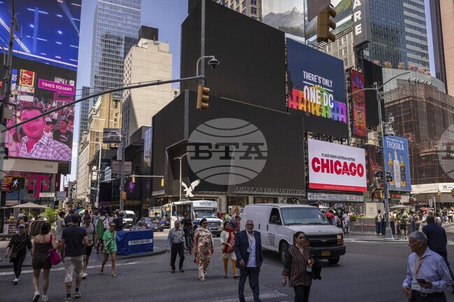 Трима души бяха ранени при стрелба на „Таймс Скуеър“ в Ню Йорк, съобщи местната полиция