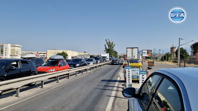 Близо три километра е колоната от автомобили на граничен пункт "Кулата"