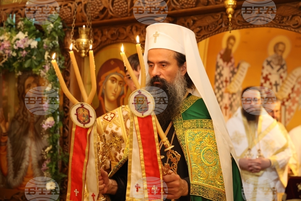 Патриарх Даниил се помоли Бог да изпрати дъжд и да спре пожарите, опустошаващи страната