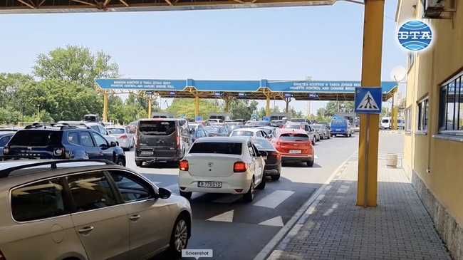 Интензивен е трафикът в района на ГКПП "Дунав мост" при Русе