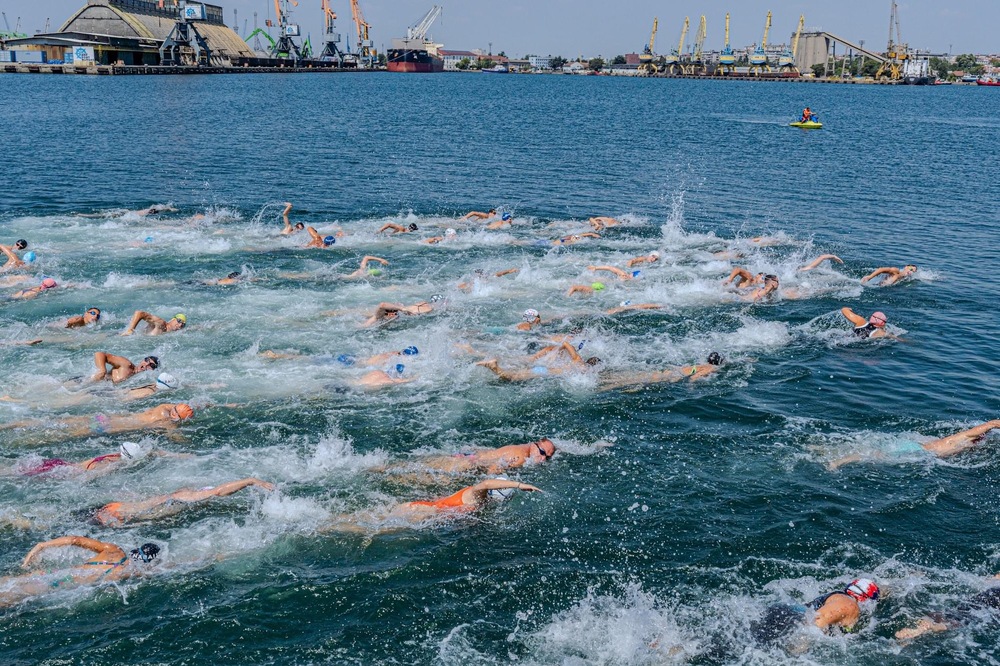 Бургас посреща петото юбилейно издание на международния плувен маратон "Порт-Бургас"