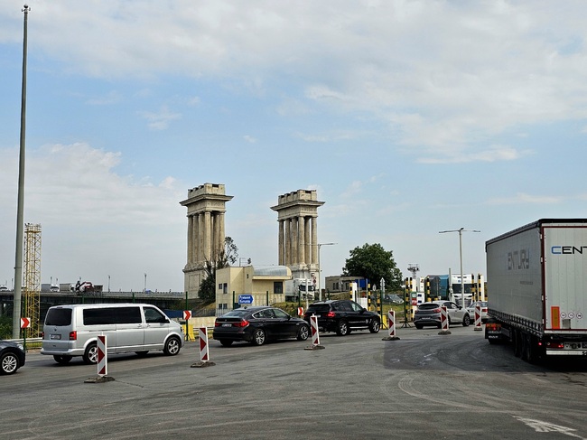 Нормално е придвижването в района на ГКПП "Дунав мост", очаква се увеличаване на трафика във вечерните часове