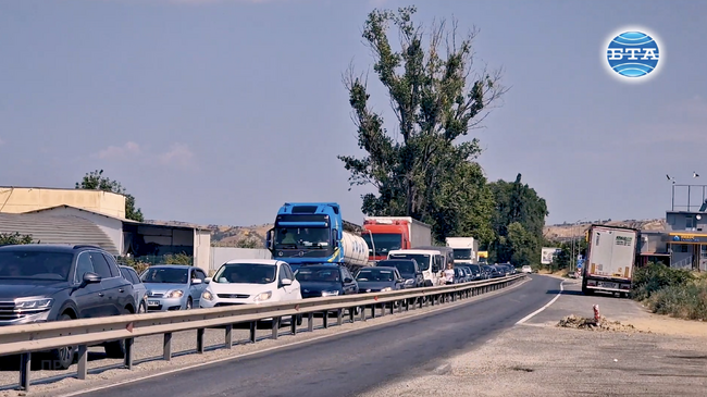 Интензивен е трафикът на граничен пункт "Кулата", колоната от автомобили е малко над два километра