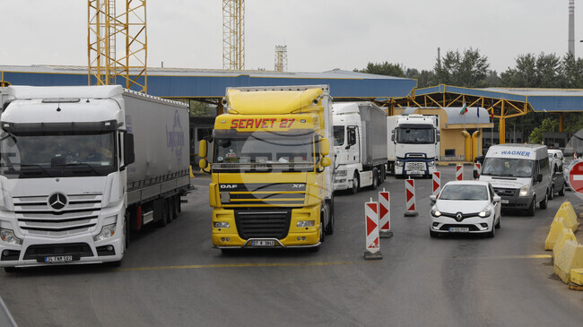 Интензивен е трафикът на граничните пунктове „Капитан Андреево“ и „Лесово“ за товарни автомобили