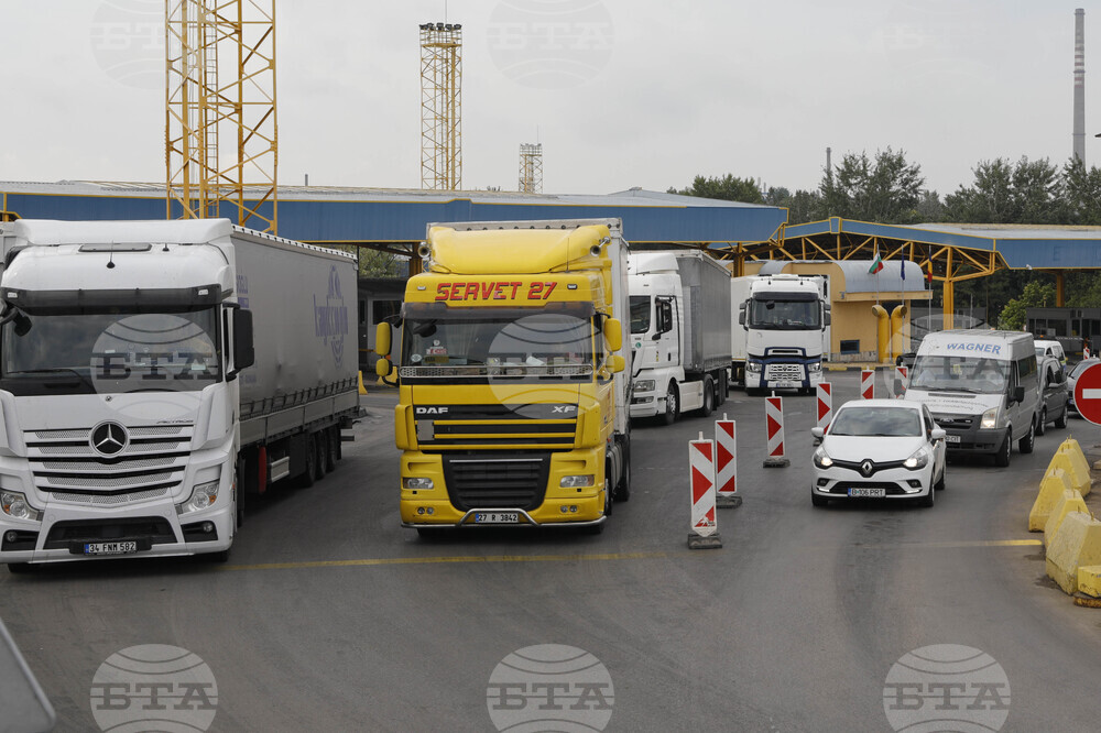 Интензивен е трафикът на граничните пунктове „Капитан Андреево“ и „Лесово“ за товарни автомобили