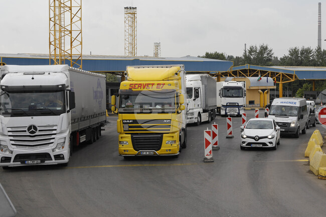 Интензивен е трафикът на граничните пунктове „Капитан Андреево“ и „Лесово“ за товарни автомобили