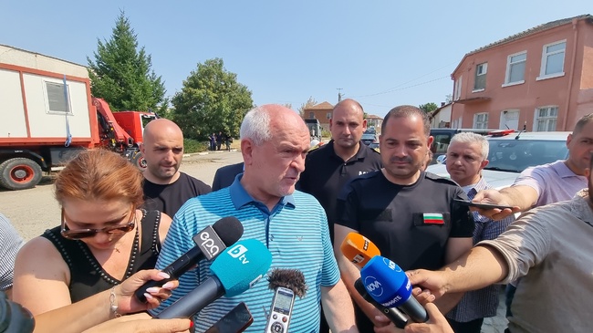 До края на деня в пострадалите от пожарите села Воден и Крайново ще пристигнат част от контейнерите за временно настаняване