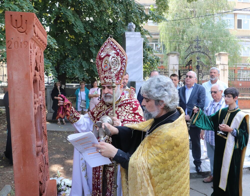 Осветиха каменен кръст – хачкар в двора на арменската църква в Русе