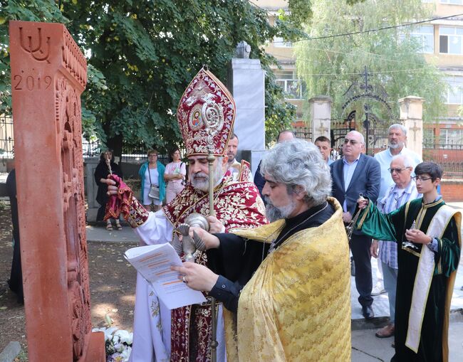 Осветиха каменен кръст – хачкар в двора на арменската църква в Русе