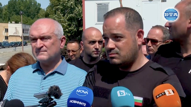 В момента ситуацията е спокойна, всички села са обезопасени, каза Калин Стоянов в село Воден