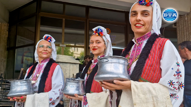 С български народни танци започна Панаирът на киселото мляко и Фестивал на народните традиции и художествени занаяти в Разград
